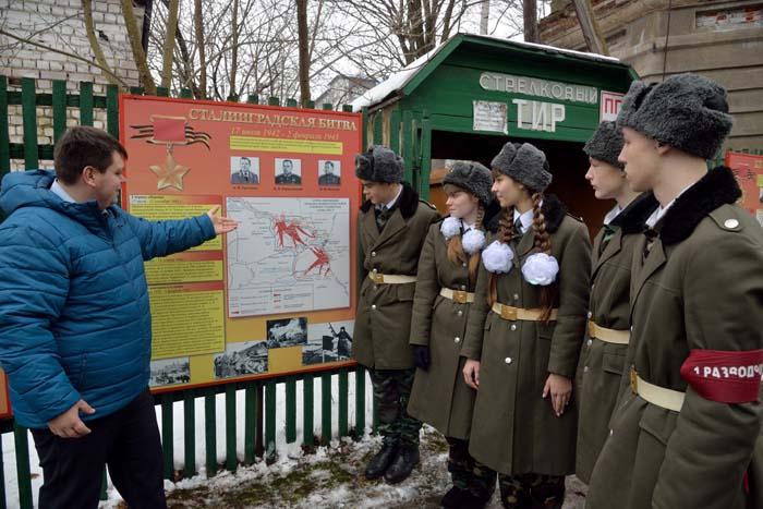 С.В. Миенков рассказывает ребятам о Сталинградской битве