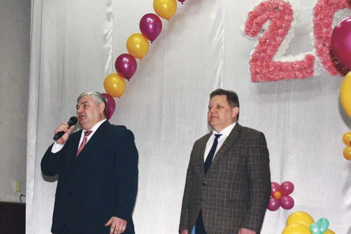 Юбиляров поздравляют В.И. Демин и В.П. Миенков