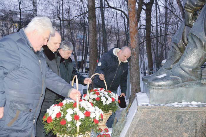 Цветы к памятнику возлагают руководители города и района