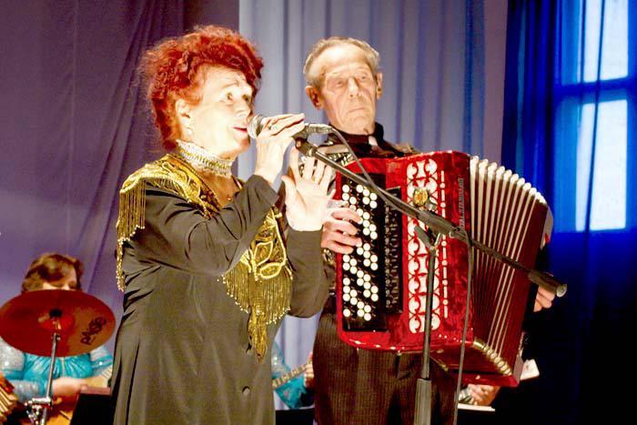Супруги Куприяновы на сцене Красносельского Дома культуры