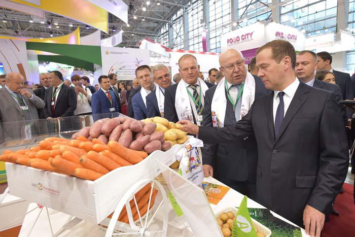 Премьер-министр РФ Д.А. Медведев изучает экспозицию Нижегородского региона