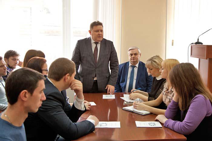 Со словами напутствия к молодежному активу Арзамасского района обращается глава администрации В.И. Демин