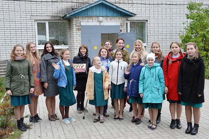 Оксана Скопцова с ученицами Арзамасской православной гимназии
