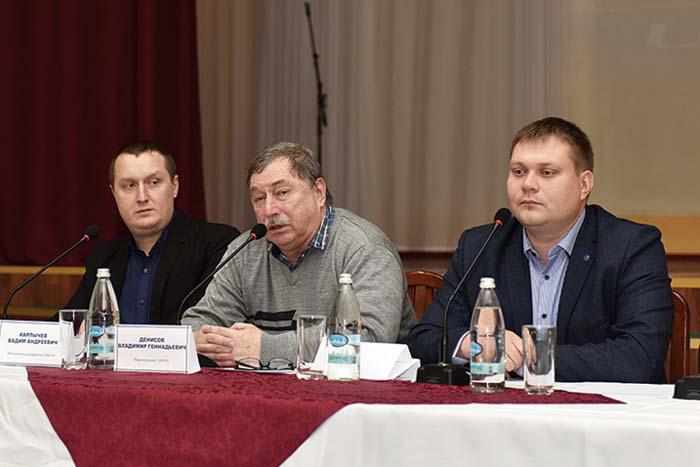 В.Г. Денисов (в центре) подводит итоги работы СФФ