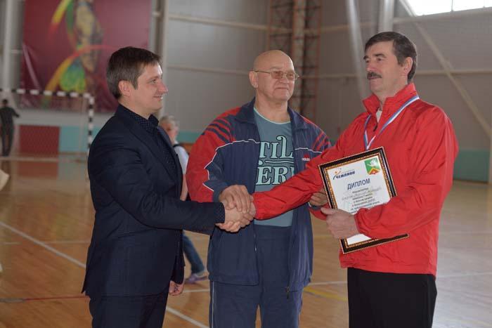 В.А. Рыбкин и А.А. Гришин вручают диплом победителя В.А. Колосунину (Шатовка)