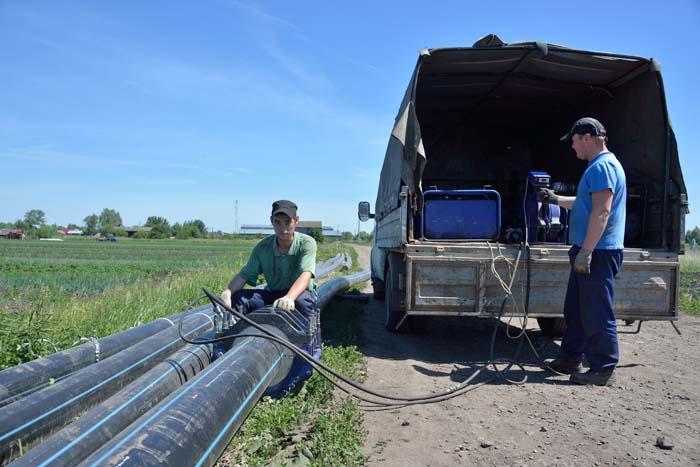 Работы по склейке водопроводных труб проводят сотрудники ООО «СтройАльянс» Н.А. Панов и А.В. Саблуков