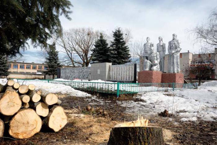 В с. Шатовке территория памятника Воинской славы освобождается от больших деревьев, затеняющих пространство