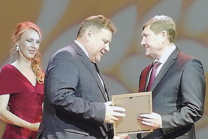Министр сельского хозяйства и продовольственных ресурсов Н.К. Денисов вручает Почетный диплом В.И. Демину