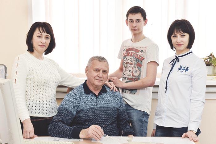 Александр Ванюшин с дочерьми Татьяной, Натальей и внуком Евгением