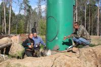 Слесари Р. Бантуров, Н. Бантуров и главный энергетик Н. Н. Голубев на установке водонакопителя в Пошатове