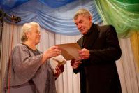 З.М. Маликова вручает награду Н.Ф. Донскову, занявшему первое место в литературном конкурсе, посвященном 70-летию Победы