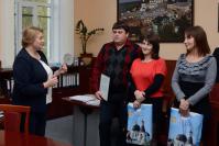 Мэр города Т.Ю. Парусова вручает сертификаты молодым семьям
