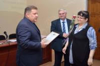 Руководители района вручают награду координатору организации и проведения государственной итоговой аттестации И.В. Зубковой