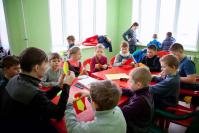 Мастер-класс для детей проводит активист молодежного движения «КонTRUST» А. Рунаев